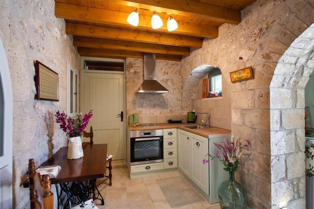 הוילה Kariá La Casa Di Bella A Tradional Stone House With Barbecue מראה חיצוני תמונה