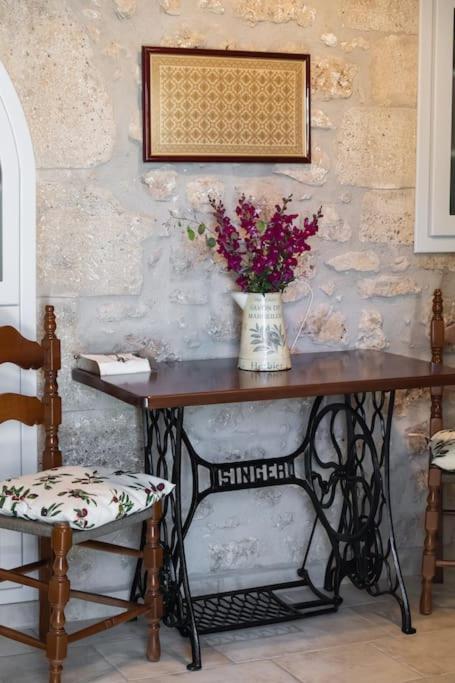 הוילה Kariá La Casa Di Bella A Tradional Stone House With Barbecue מראה חיצוני תמונה
