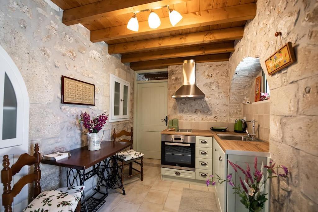 הוילה Kariá La Casa Di Bella A Tradional Stone House With Barbecue מראה חיצוני תמונה