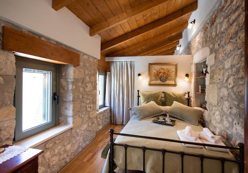 הוילה Kariá La Casa Di Bella A Tradional Stone House With Barbecue מראה חיצוני תמונה