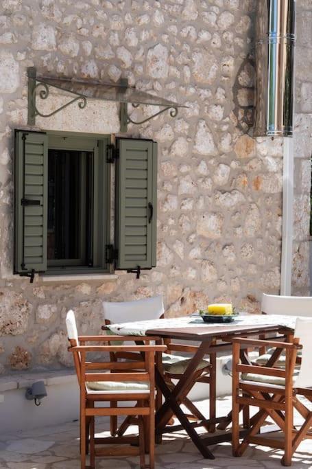 הוילה Kariá La Casa Di Bella A Tradional Stone House With Barbecue מראה חיצוני תמונה