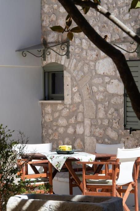 הוילה Kariá La Casa Di Bella A Tradional Stone House With Barbecue מראה חיצוני תמונה