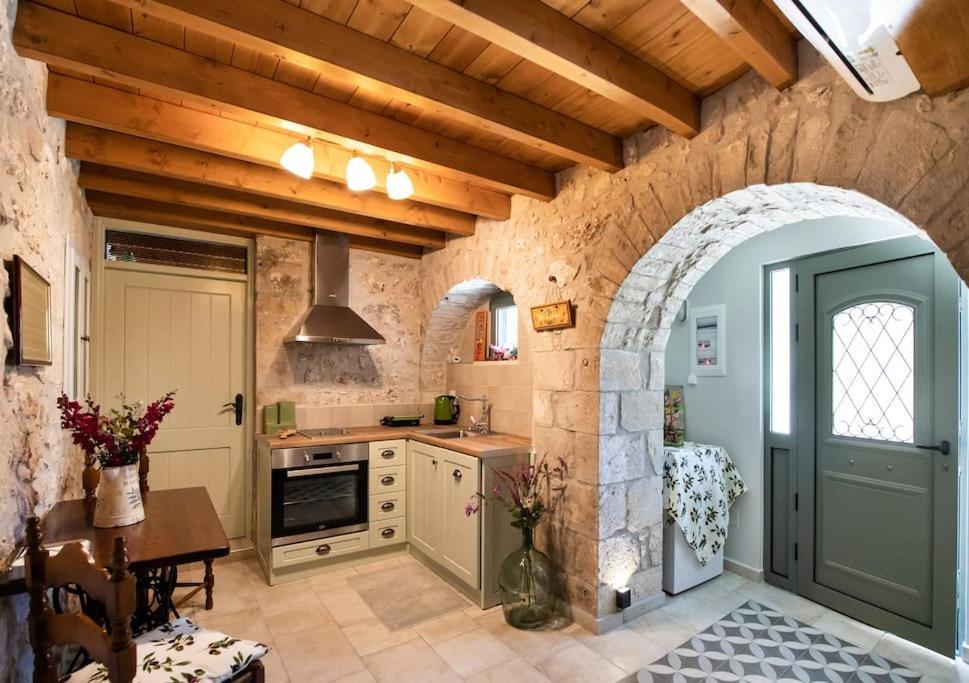 הוילה Kariá La Casa Di Bella A Tradional Stone House With Barbecue מראה חיצוני תמונה