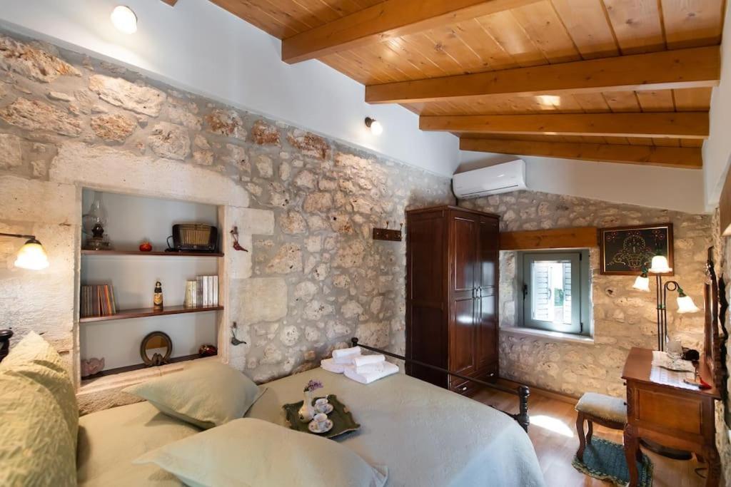 הוילה Kariá La Casa Di Bella A Tradional Stone House With Barbecue מראה חיצוני תמונה