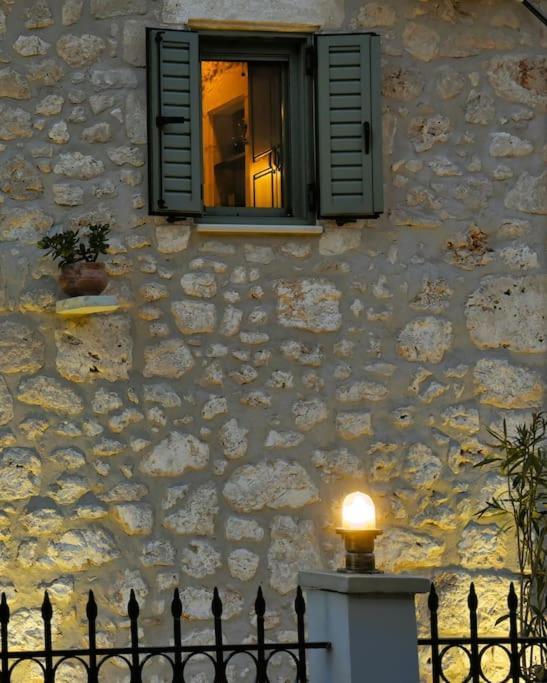 הוילה Kariá La Casa Di Bella A Tradional Stone House With Barbecue מראה חיצוני תמונה