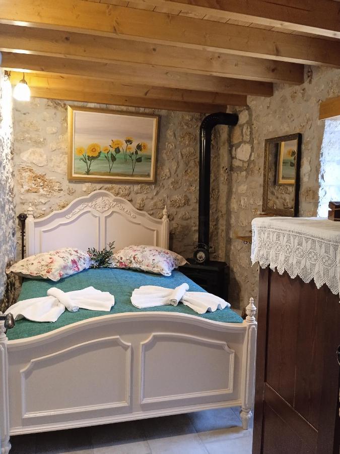 הוילה Kariá La Casa Di Bella A Tradional Stone House With Barbecue מראה חיצוני תמונה