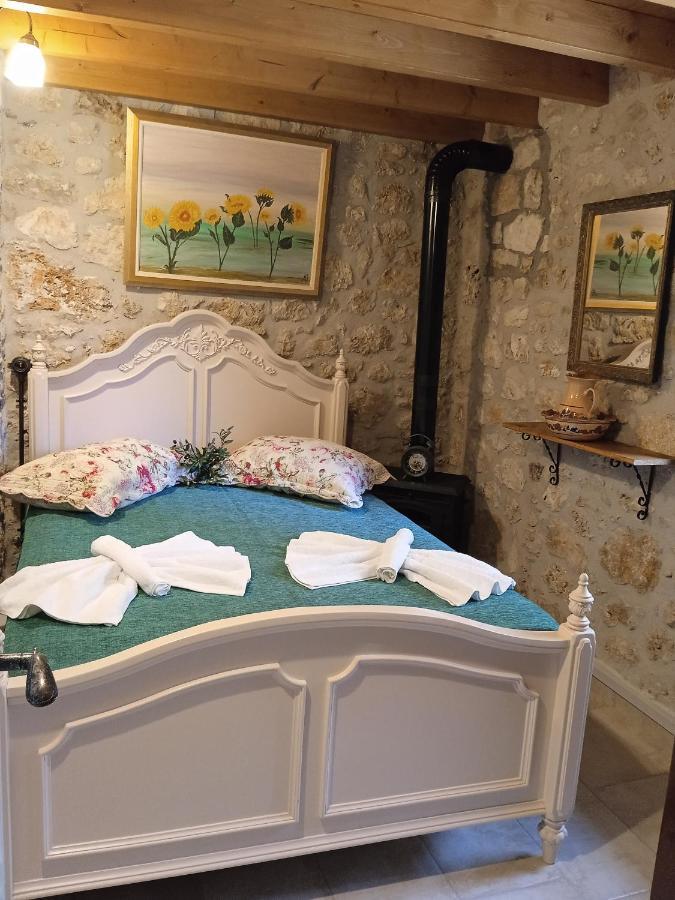 הוילה Kariá La Casa Di Bella A Tradional Stone House With Barbecue מראה חיצוני תמונה